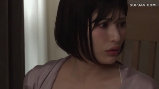 卧室 · 平静 · 被子 · 远景 · 昏暗灯光 · 睡袍 · 回头看 · 坐在床上