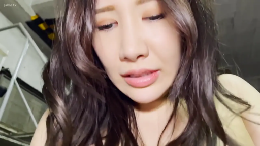 脸部特写 · 自然光 · 静止 · 微低头 · 忧郁忧伤 · 淡黄色吊带 · 室内停车场 · 黄色警示条