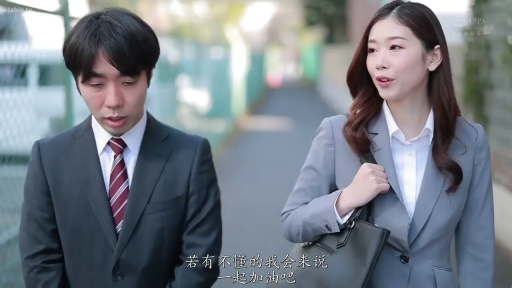 交谈 · 中景 · 手提包 · 职场 · 温柔 · 走姿 · 室外街道 · 灰色西装