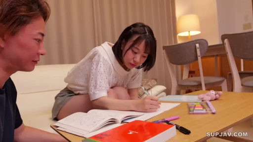 俯身 · 专注 · 中景 · 客厅 · 灰色短裙 · 课本 · 家庭教师 · 辅导学习