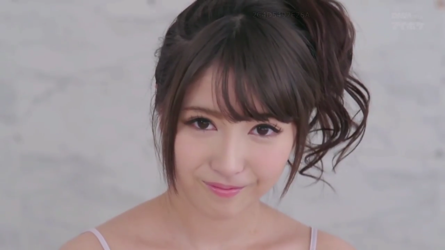 室内 · 脸部特写 · 微笑 · 注视 · 吊带衫 · 正面 · 卷发马尾