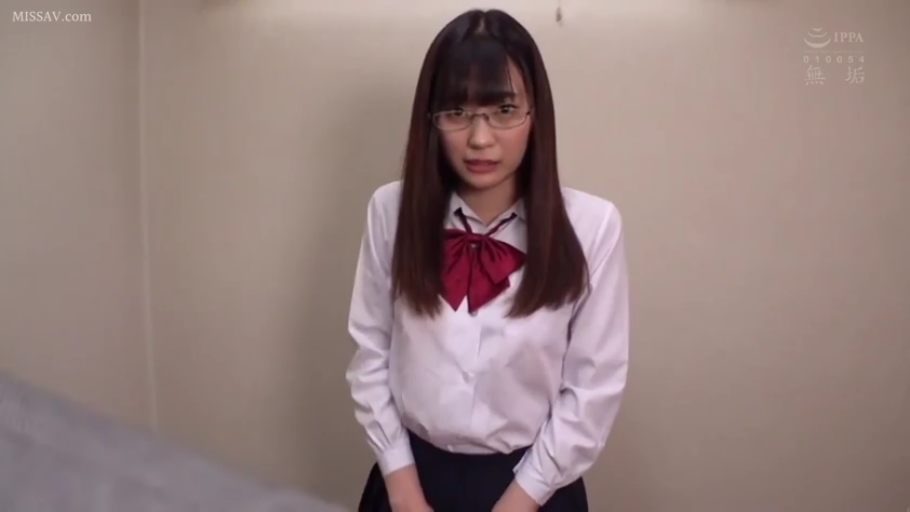 摆拍 · 面部特写 · 窗帘 · 窗边 · 温柔微笑 · 侧立 · 清纯感 · 白色外衣与蓝色比基尼