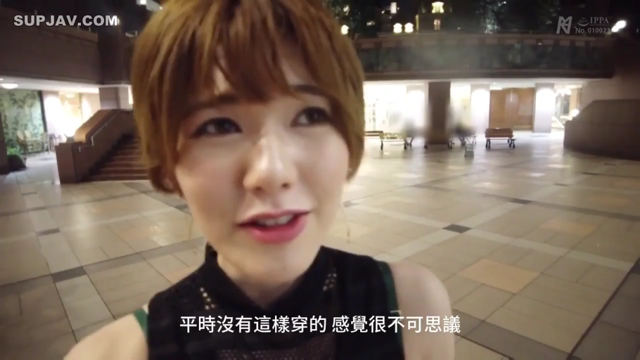 臉部特寫 · 微笑 · 正面站立 · 夜晚 · 黑色无袖上衣 · 戶外廣場 · 面对镜头说话