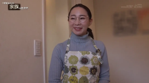 室内 · 眼镜 · 站立 · 站立 · 半身特写 · 主妇 · 高领毛衣与围裙 · 和蔼微笑