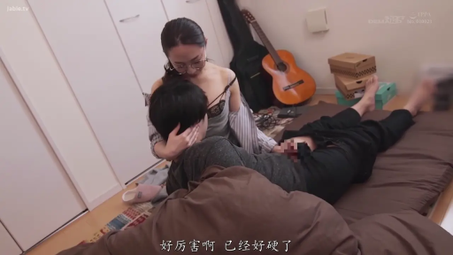 地板 · 俯卧 · 专注 · 中景 · 情侣生活 · 拖鞋 · 手淫 · 黑框眼镜