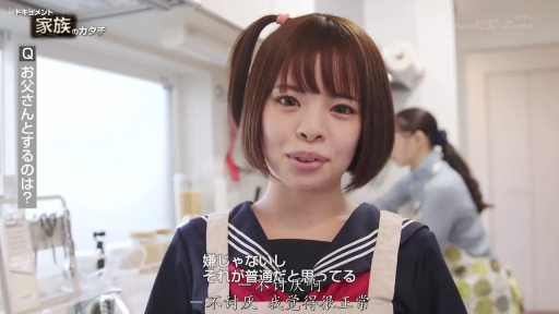 室内 · 坐姿 · 字幕 · 自然 · 半身 · 凝视 · 黑色上衣 · 柜子