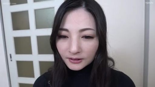 室內 · 面部 · 站立 · 平靜 · 对视 · 长发 · 黑色高领衫