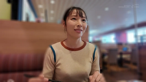 脸部特写 · 白衣 · 门口 · 哀伤 · 开关 · 侧头凝视 · 伫立 · 特写镜头