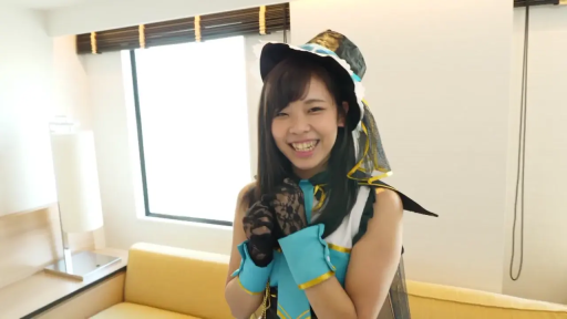 室内 · 站姿 · 微笑 · 对视 · 上半身 · 亚洲女性 · 角色扮演服 · 帽子