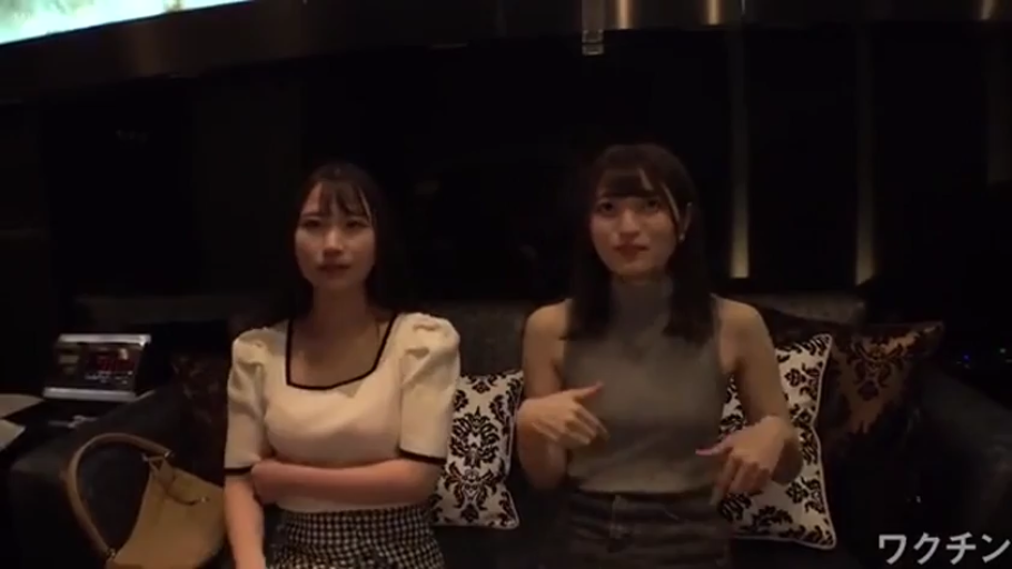 坐姿 · 中景 · 自然 · 靠枕 · 双人 · 室内沙发 · 休闲时装 · 拍摄交谈