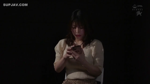 Sitting Posture · 专注 · Medium shot · Looking at phone · 手机 · 米色针织衫 · 黑幕背景