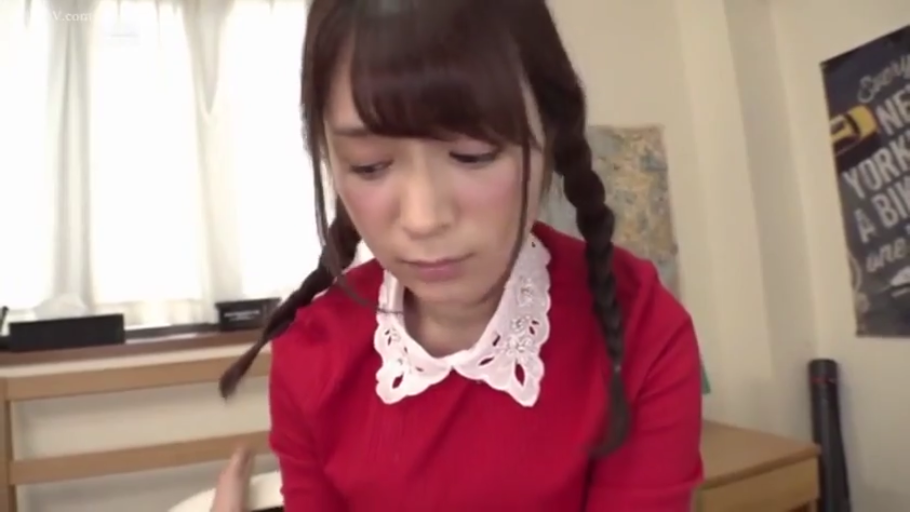 坐姿 · 专注 · 面部特写 · 室内房间 · 俯视 · 红色针织衫 · 背景海报 · 双马尾辫