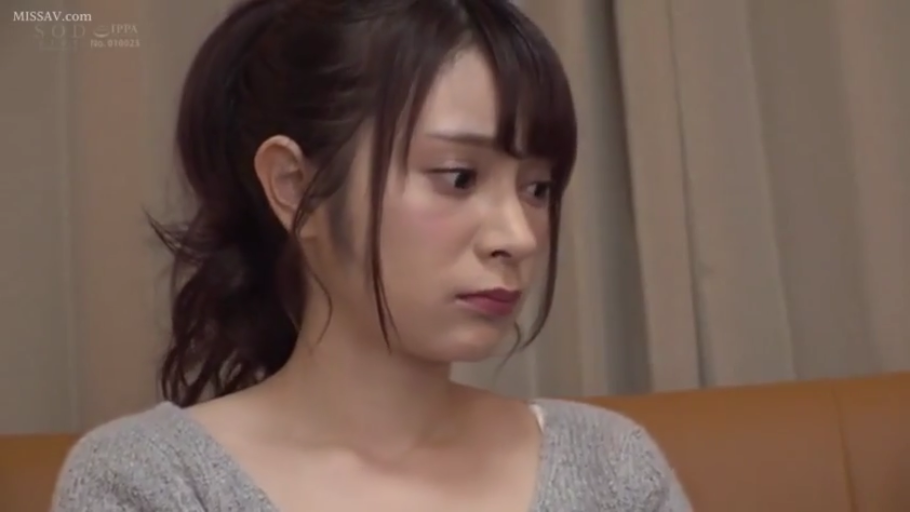 Indoor · Sitting Posture · Sofa · 面部特写 · Gaze · 长发 · Grey knitted sweater · 忧虑