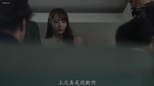 室内 · 座り姿勢 · 会話 · 中景 · 多人 · 忧虑 · 白色无袖衫