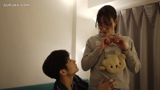 站立 · 调情 · 害羞 · 室内房间 · 灰色卫衣 · 腰部特写 · 小熊挂包