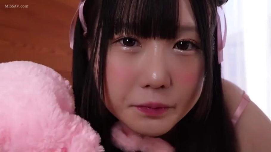 室内 · 面部 · 注视 · 趴卧 · 齐刘海 · 脸红 · 粉色吊带 · 粉色玩偶