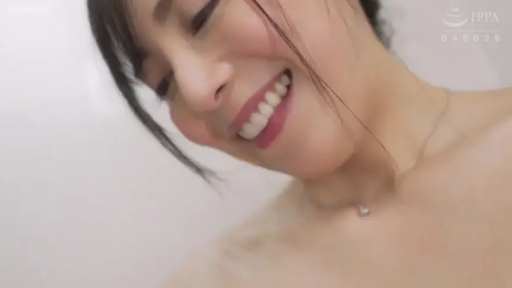 室内 · 頭を下げる · 全裸 · 悦楽 · 微笑 · ネックレス · 汗 · 顔の極端なクローズアップ