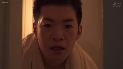 严肃 · 站立 · 面部特写 · 男性 · 门口 · 窥视 · 披着毛巾