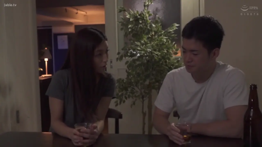 室内 · 坐姿 · 交谈 · 忧郁 · 中景 · 酒杯 · 休闲服 · 深夜