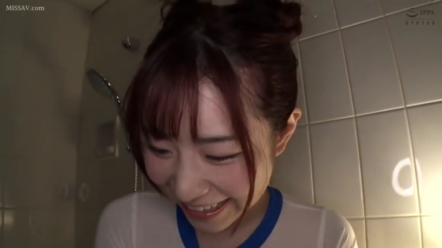 面部 · 站立 · 微笑 · 碎花上衣 · 开朗 · 户外公园 · 户外访谈
