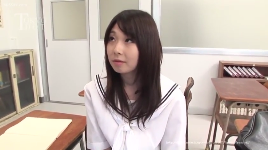 教室 · 上半身特写 · 白色水手服 · 迷茫 · 无