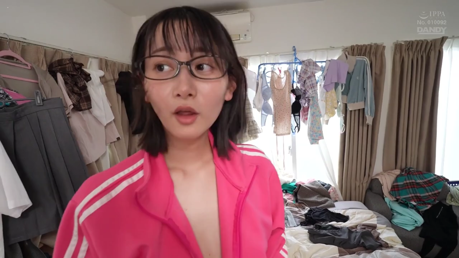 站立 · 半身特写 · 凌乱卧室 · 粉色运动外套