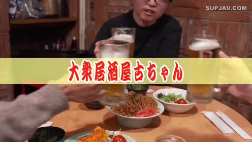 坐姿 · 愉悦 · 休闲服 · 居酒屋 · 干杯 · 啤酒