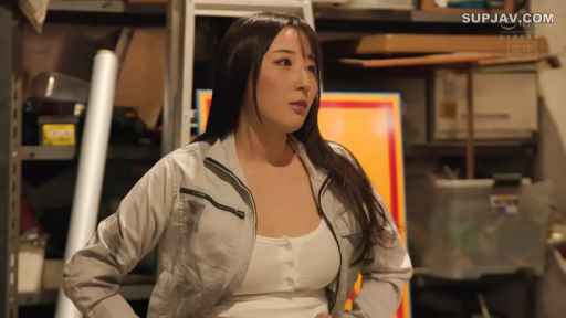 严肃 · 中景 · 注视 · 上半身特写 · 货架 · 仓库 · 夹克 · 叉腰站立