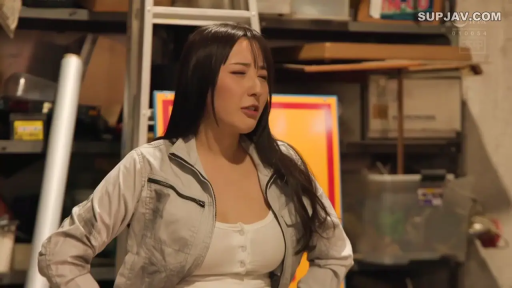 站立 · 半身特写 · 剧情 · 货架 · 仓库 · 工作服 · 对谈 · 闭眼皱眉