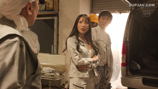 疑惑 · 抱胸 · 中景 · 对峙 · 修车厂 · 职场剧情 · 面包车 · 反光衣