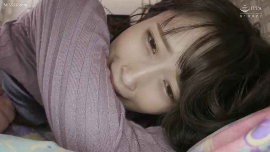 女性 · 脸部 · 卧室 · 平静 · 枕头 · 卧姿 · 紫色毛衣 · 休息