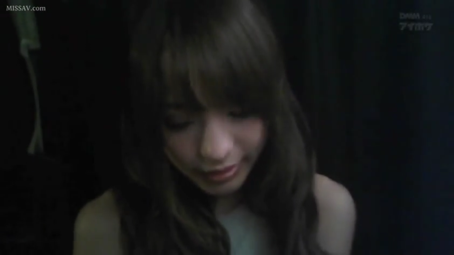 室内 · 低头 · 脸部特写 · 长发 · 害羞 · 抹胸