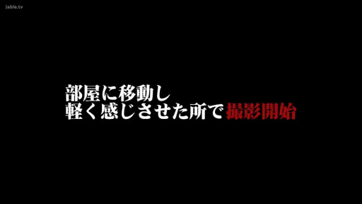 坐姿 · 面部 · 微笑 · 客厅 · 休闲装 · 注视 · 家具