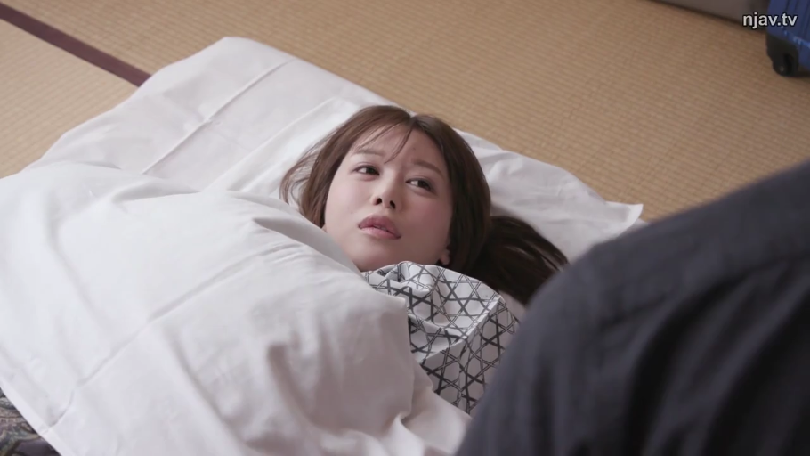 忧郁 · 脸部 · 和室 · 榻榻米 · 仰视 · 被褥 · 浴衣 · 躺卧