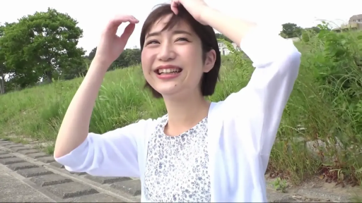 半身特写 · 自然光 · 无道具 · 白色开衫搭配碎花上衣 · 户外草地堤岸 · 双手撩发姿势 · 开怀大笑行为 · 灿烂笑容表情