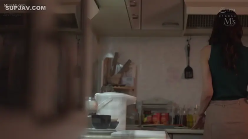 遮挡 · 站立 · 远景 · 厨房 · 无袖上衣 · 背影 · 厨具