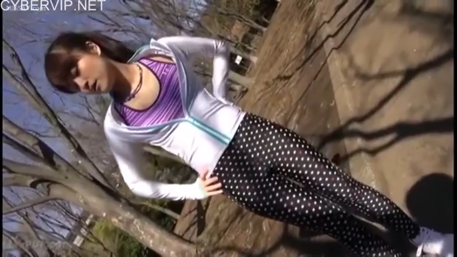 全身 · 户外 · 运动服 · 叉腰