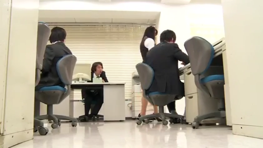 坐姿 · 办公室 · 办公桌 · 全景 · 办公 · 职场 · 惊讶 · OL制服