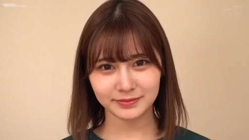 室內 · 臉部特寫 · 微笑 · 注視 · 深色上衣 · 正面