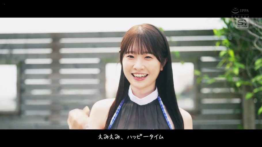 面对镜头 · 半身 · 户外 · 笑容 · 正面 · 齐刘海 · 挂脖背心