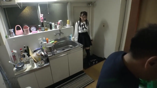 忧郁 · 站立 · 全景 · 对视 · 厨房 · 厨具 · 地雷系服饰