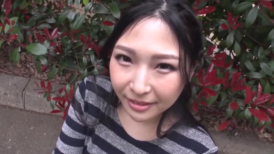 顔のクローズアップ · 屋外 · 条纹针织衫