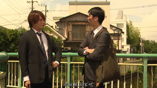 交谈 · 全身 · 站立 · 自然 · 挎包 · 户外 · 西装 · 男性