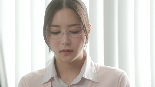 严肃 · 低头 · 眼镜 · 办公室 · 站立 · 面部特写 · 粉色衬衫 · 知性