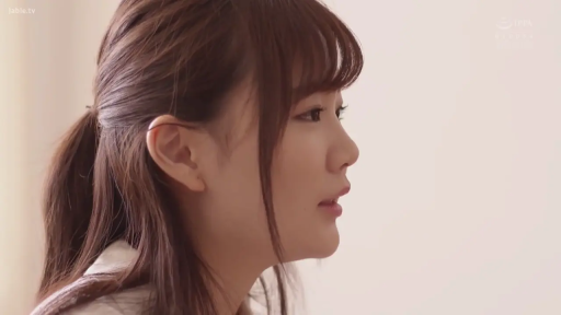 室内 · 坐姿 · 倾听 · 忧郁 · 白色上衣 · 侧脸特写 · 清纯侧颜