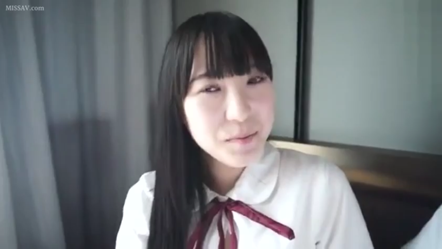 室内 · 坐姿 · 巨乳 · 微笑 · 半身特写 · 制服 · 访谈 · 蝴蝶结