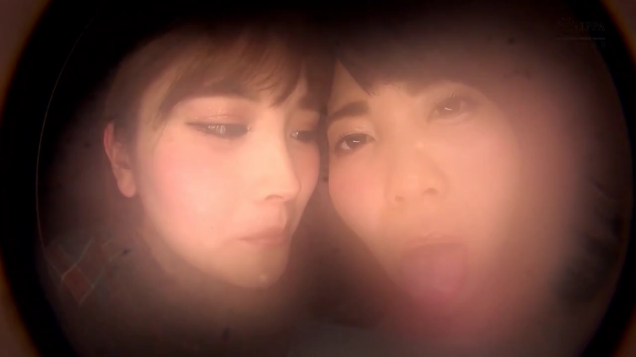 室内 · 脸部特写 · 诱惑 · 双人 · 日常服 · 吐舌 · 靠在一起 · 窥视孔