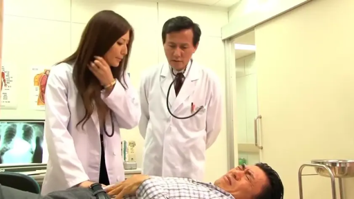 白大褂 · 角色扮演 · 痛苦 · 诊室 · 听诊器 · 躺卧 · 检查