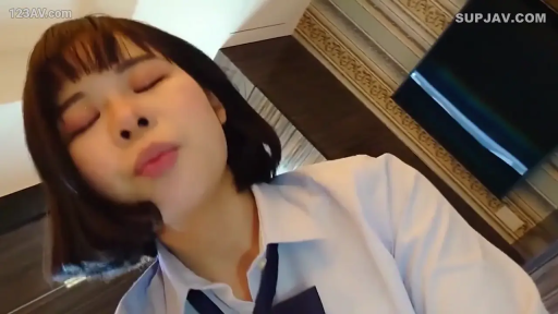 室内 · 校服 · 闭眼 · 面部特写 · 仰头 · 沉醉 · 短发 · 电视