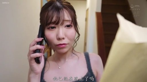 臉部特寫 · 中文字幕 · 智慧型手機 · 室內走廊 · 站立姿勢 · 严肃表情 · 拨打电话 · 灰色吊带衫